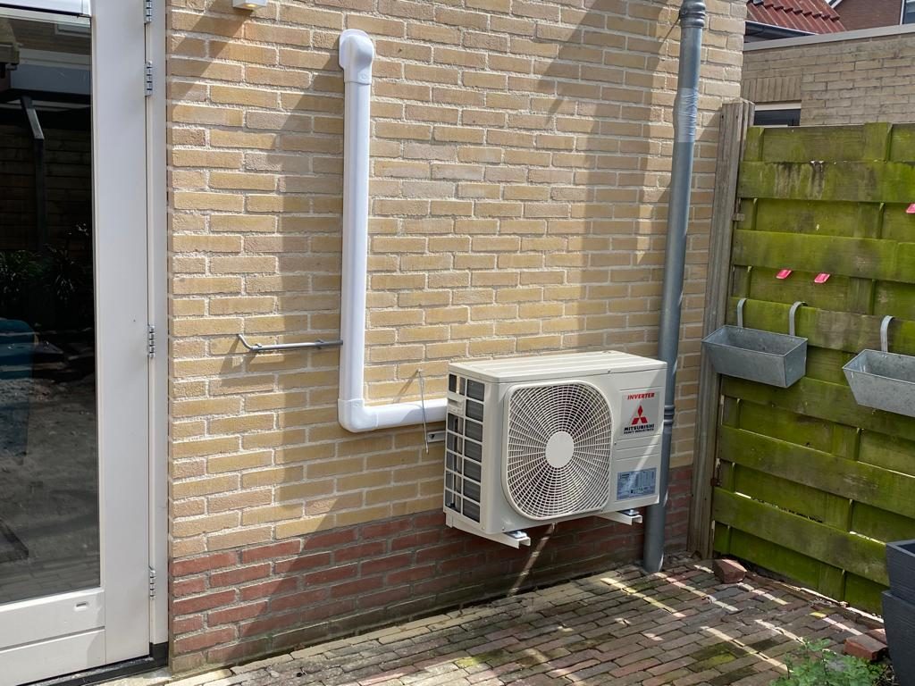 Mitsubishi airco buitenunit met netjes weggewerkte leidingen, door AITL